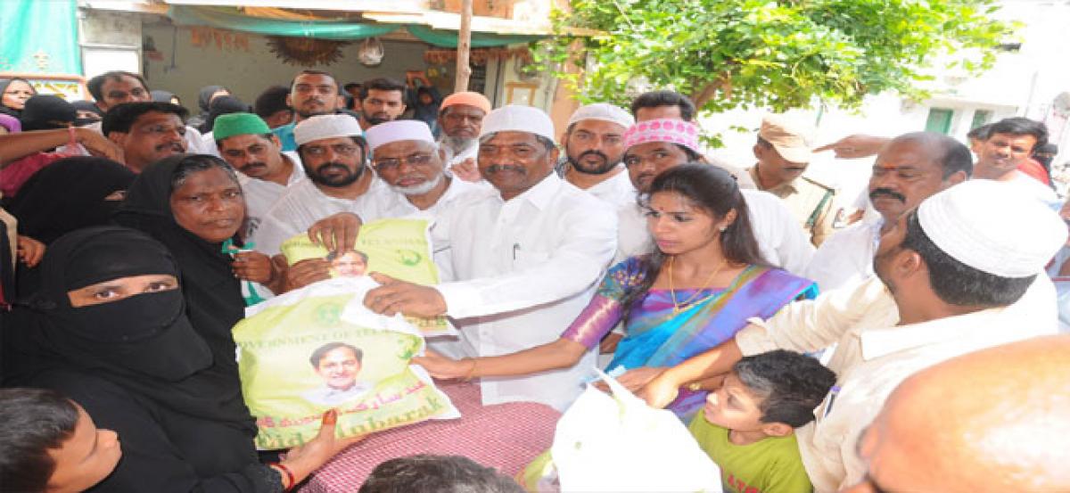 Padma Rao distributes clothes to poor Muslims