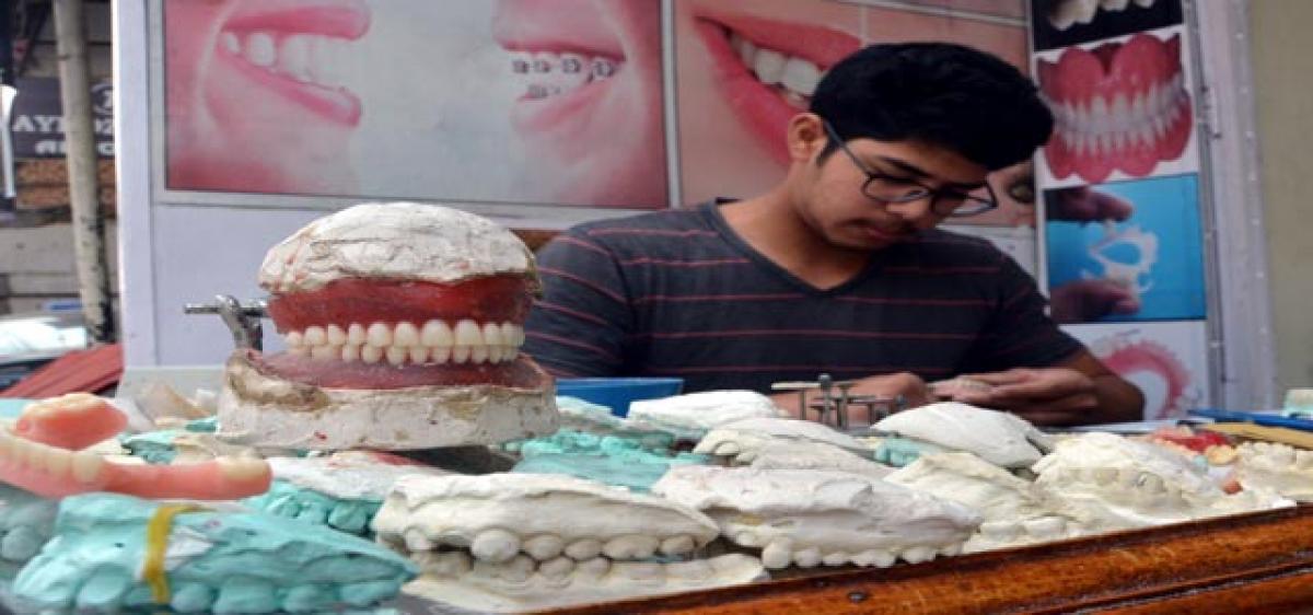 Street dentists thrive in Old City