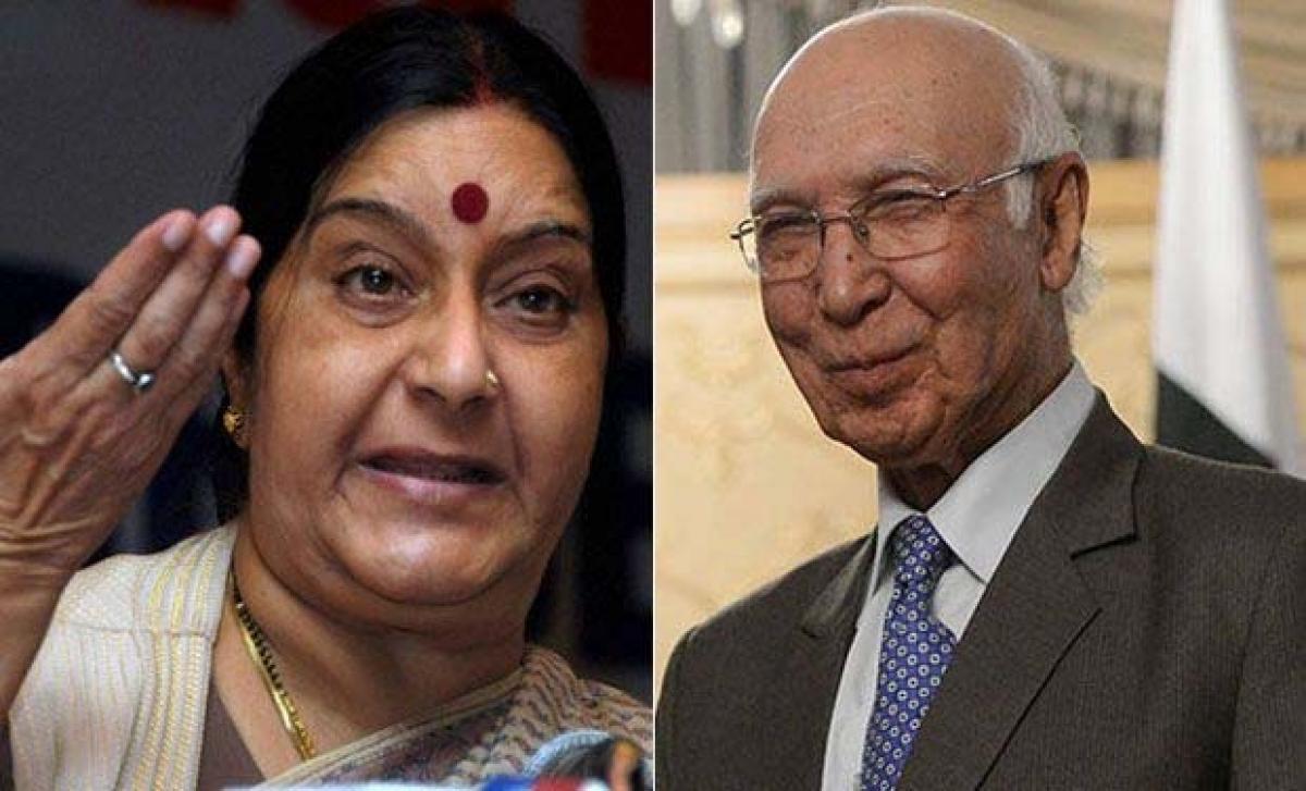 Amid uncertainty over NSA talks, Sushma Swaraj and Sartaj Aziz to hold press meets