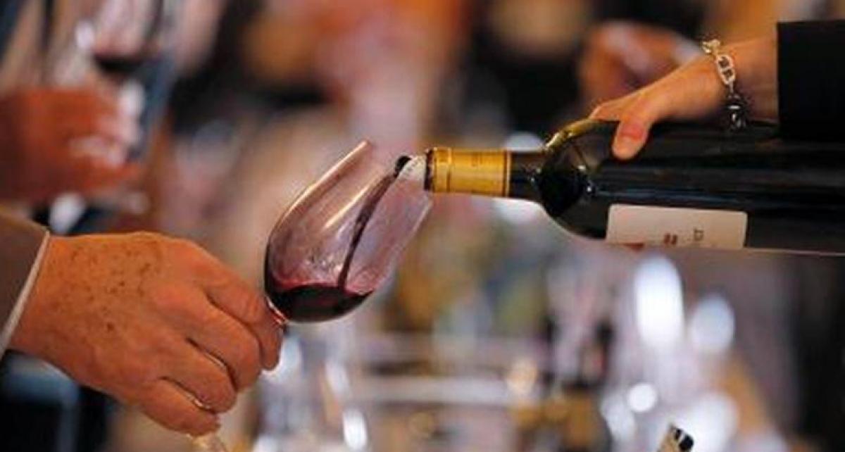 Waiter serves detergent for wine order, customer dies