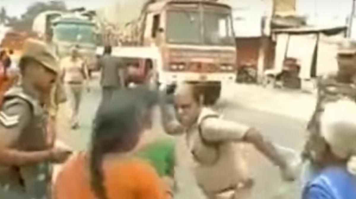 Video: Tamil Nadu cop slaps woman during anti-liquor protest