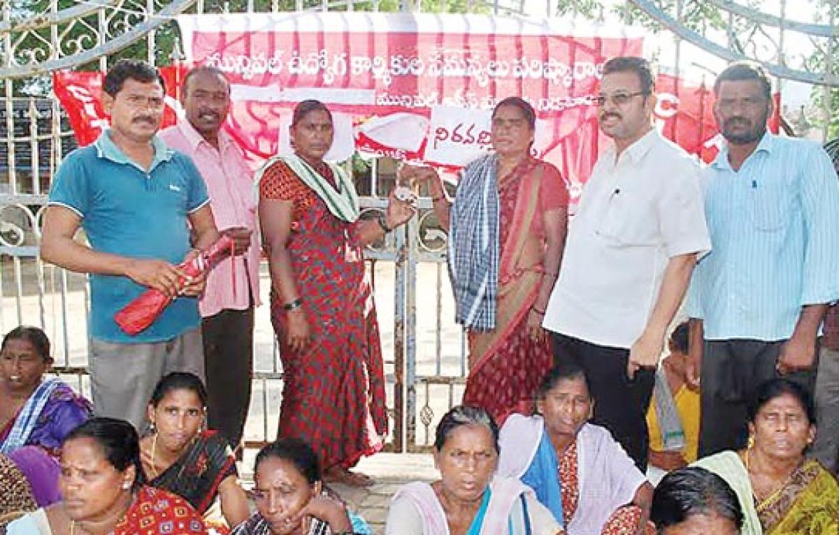 Outsourcing workers lock municipal office gate