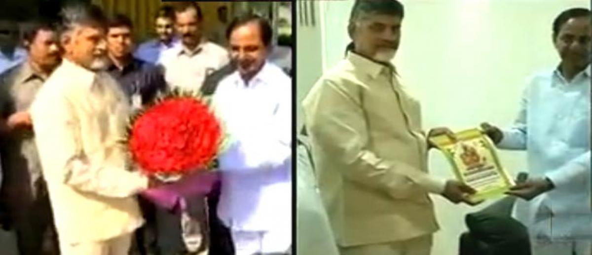 KCR invites Chandrababu to Ayutha Chandi Yagam