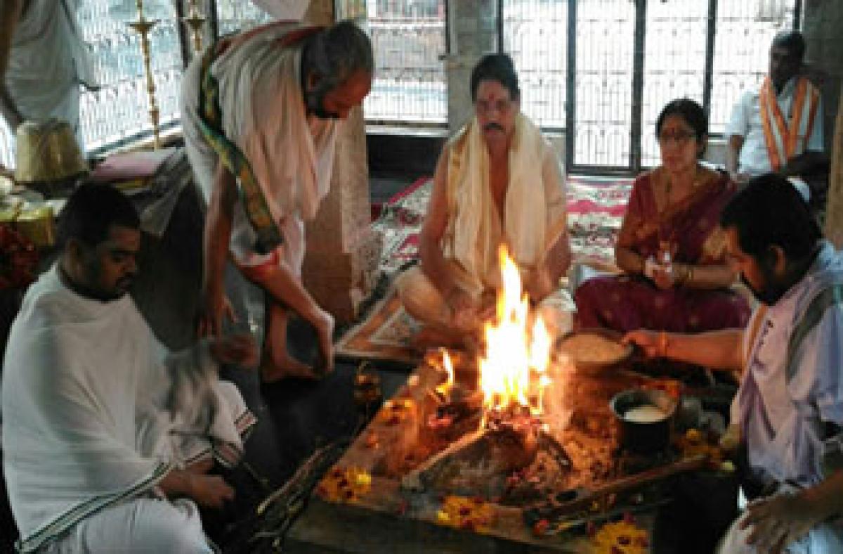 Bhanwarlal performs Dhanwanthari Yagam