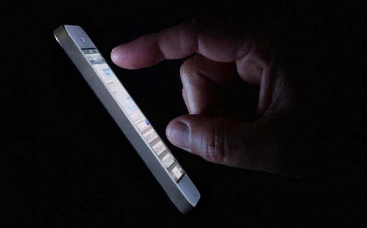 Staring at smartphones in the dark messes vision