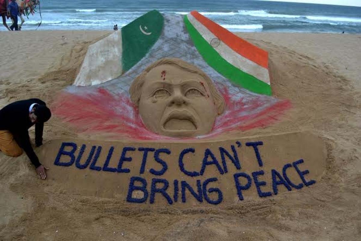 Puri-based sand artist appeals for Indo-Pak peace through sculpture