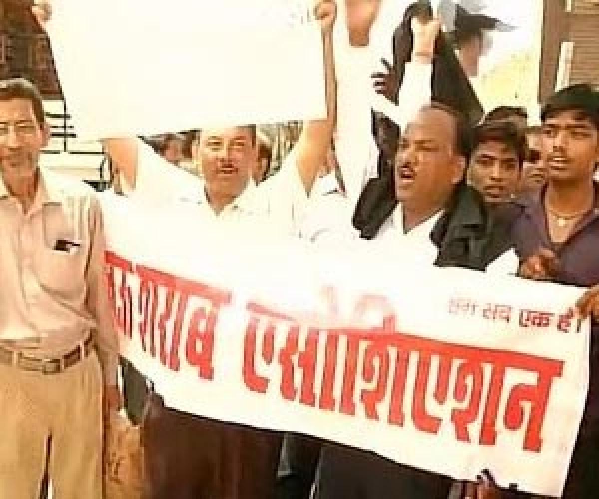 UP liquor association protests against Bihar CM Nitish