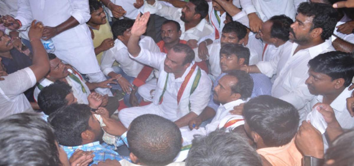 Congress, TRS engage in stone pelting, leave many injured