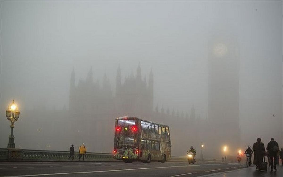 100 flights cancelled due to fog in London