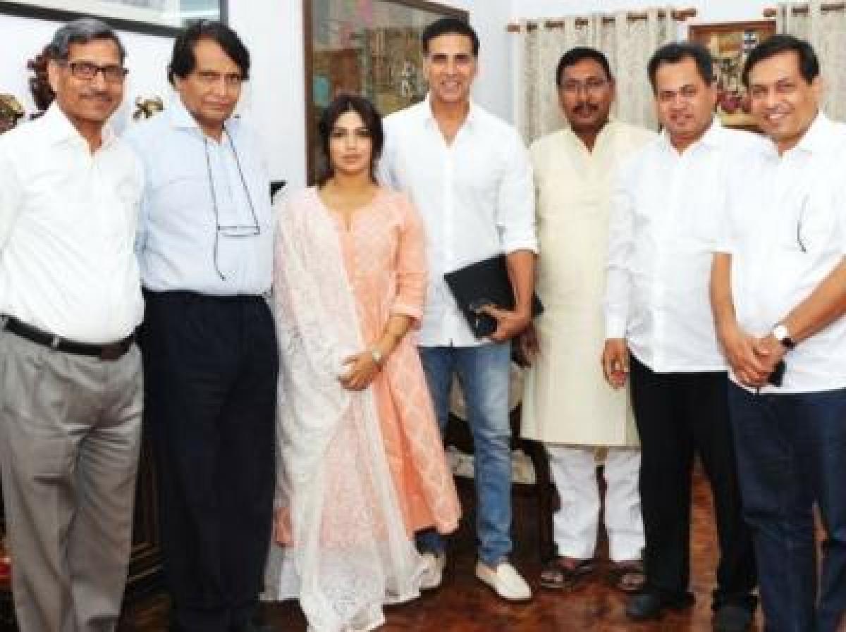 Railway Minister lauds Akshay Kumar for spreading awareness about Swachh Bharat Abhiyan