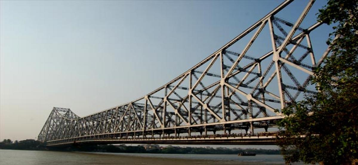 Woman jumps off Kolkatas Howrah Bridge