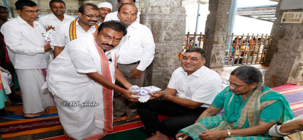 Chief Secretary Dinesh Kumar offers prayers at Tiruchanur