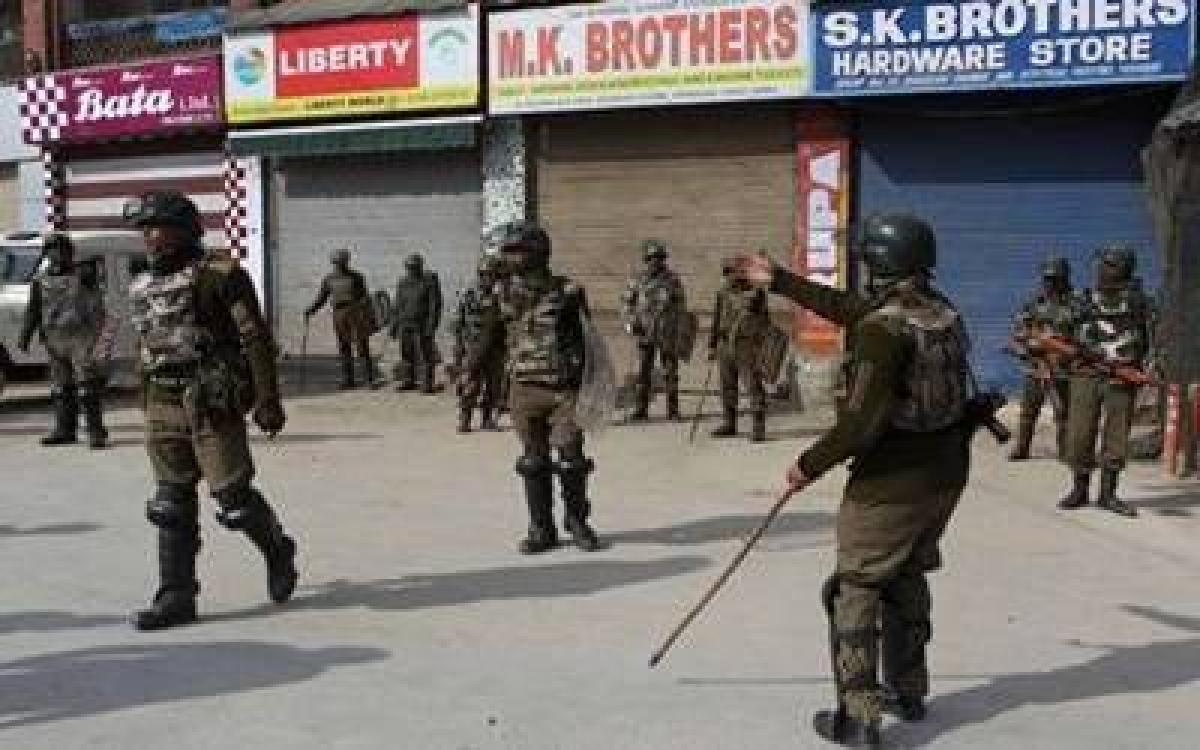 Clashes between youth, security forces mar Srinagar marathon