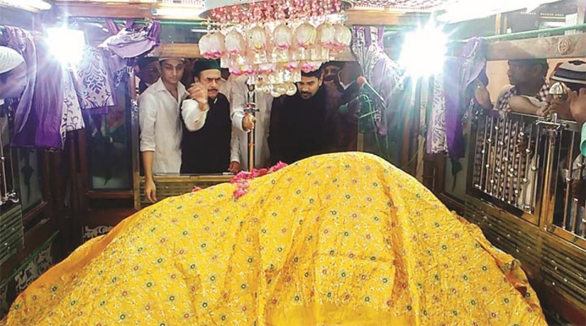 Telangana State Deputy Chief Minister visits Nellore dargah