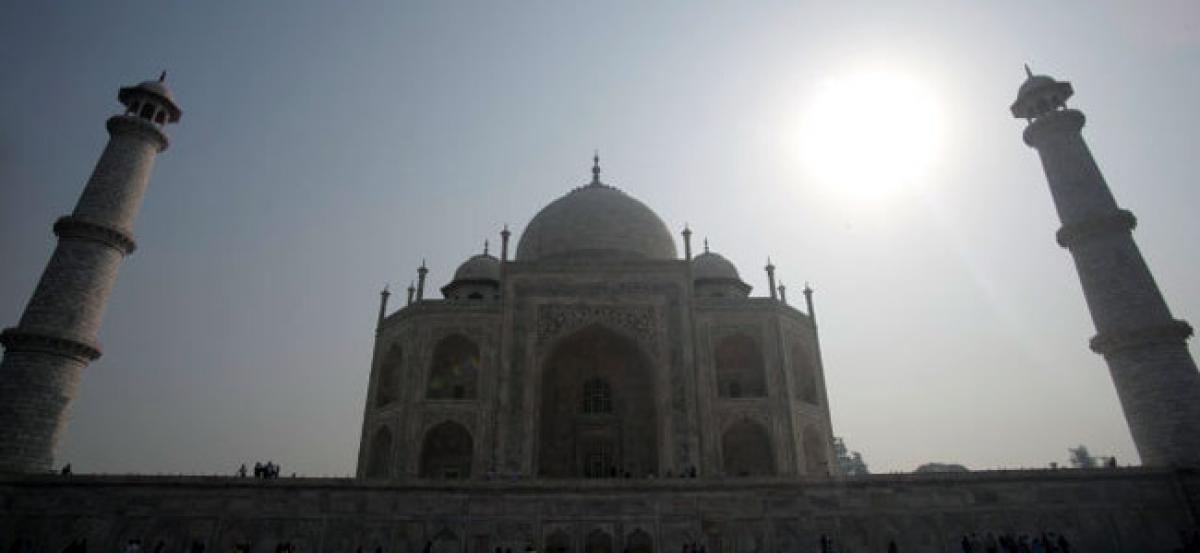 Thirsty snake triggers panic at Taj Mahal