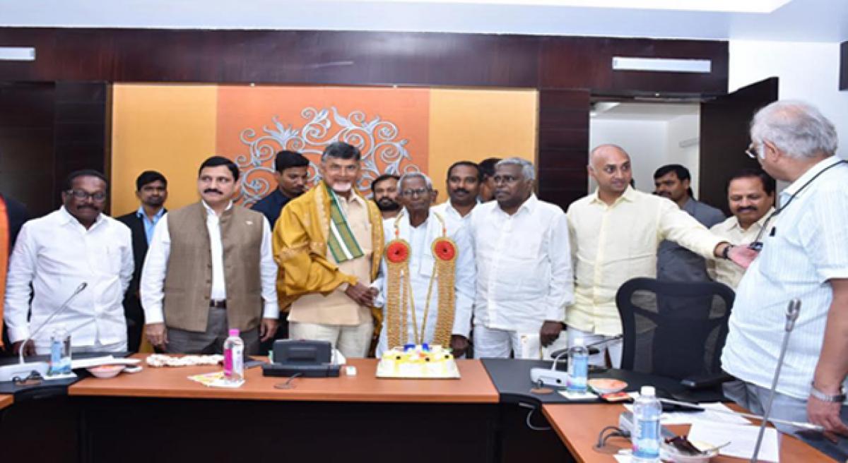 AP CM felicitates freedom fighter