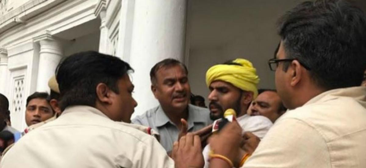 Two men hurl paper missiles at Satyendar Jain inside Delhi Assembly, thrashed by AAP MLAs