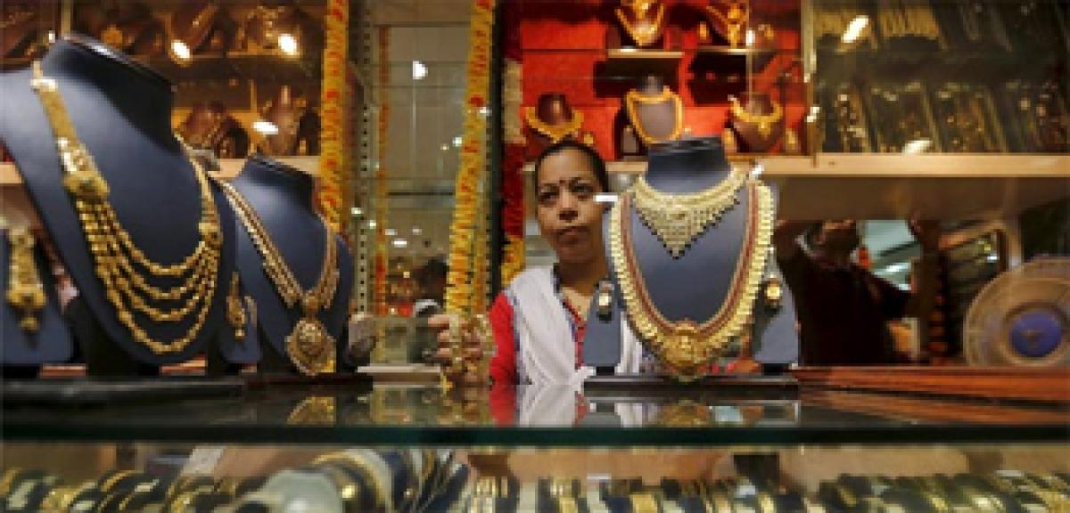 Many Indian jewellers open shops; gold discounts drop