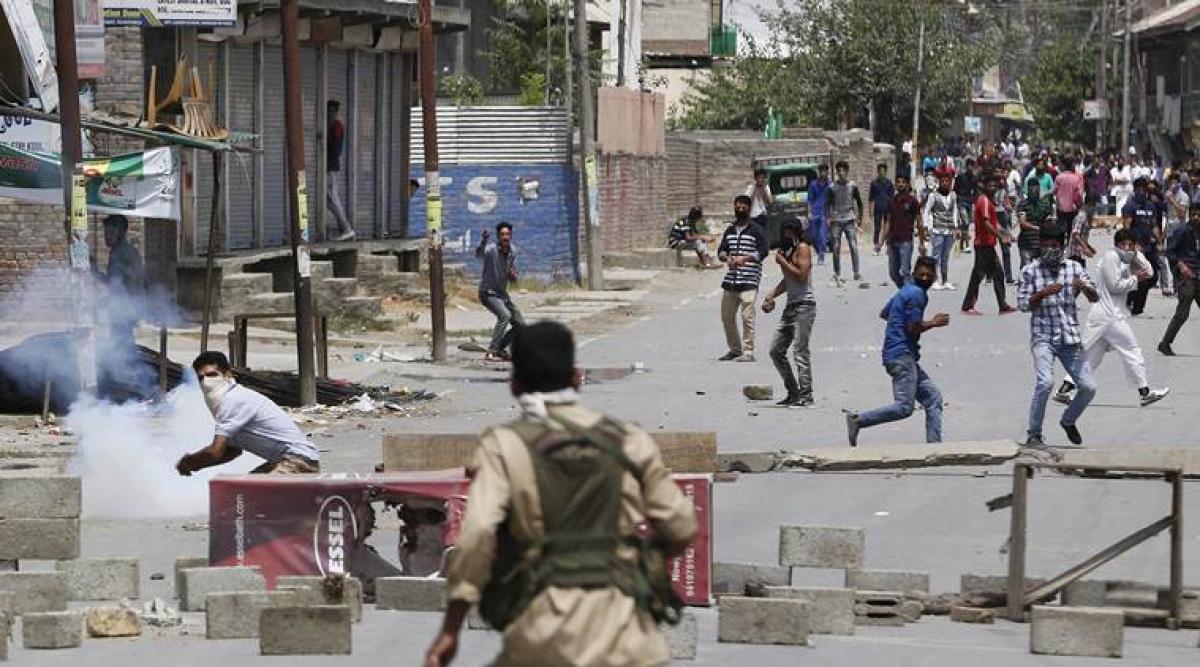 Srinagar bypoll: 1 killed, 5 injured in clashes between protesters, security forces