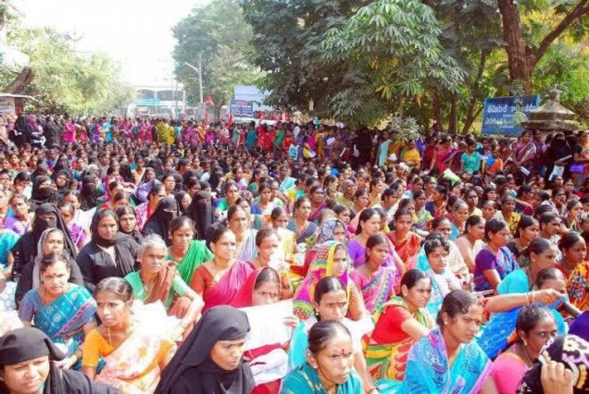 Beedi workers held dharna