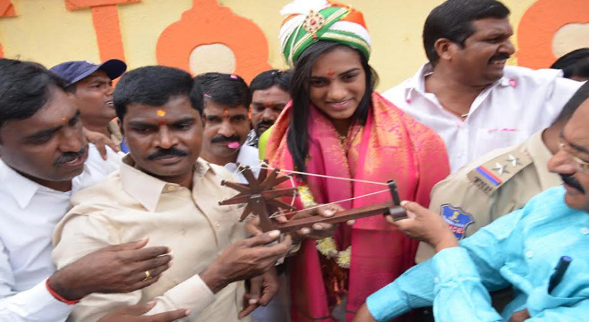 Sindhu offers prayers at Mahankali temple