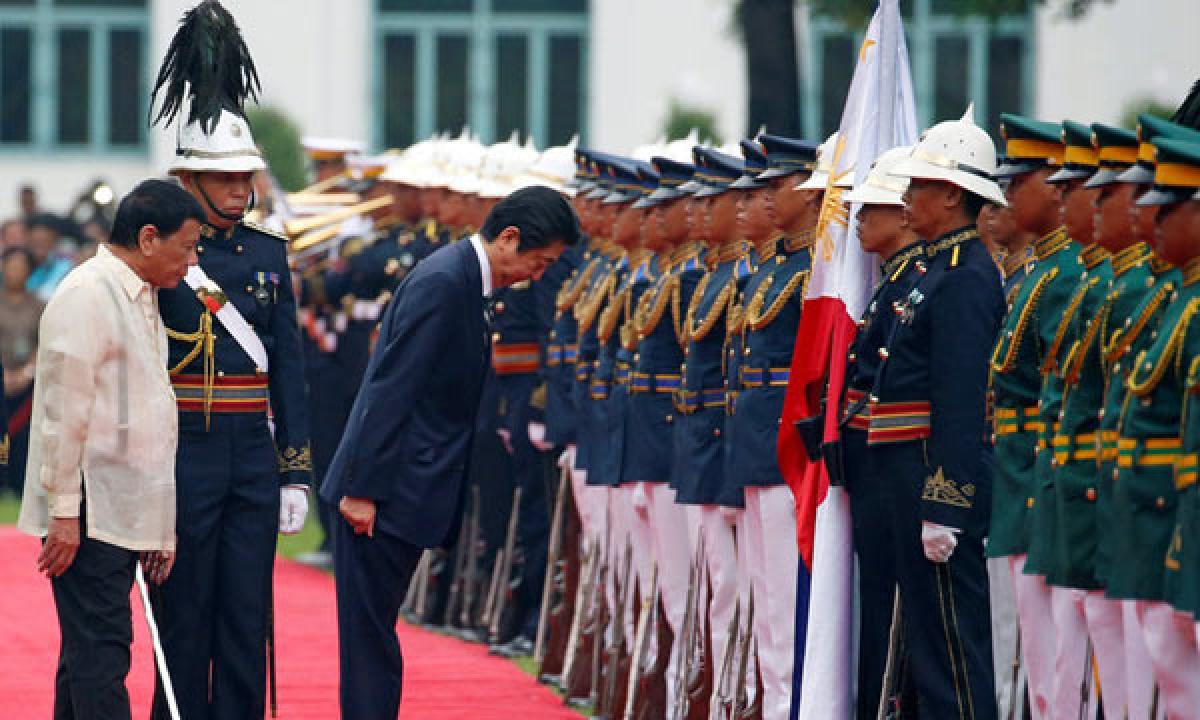 Japans PM Shinzo Abe arrives in Philippines as Rodrigo Dutertes first top guest