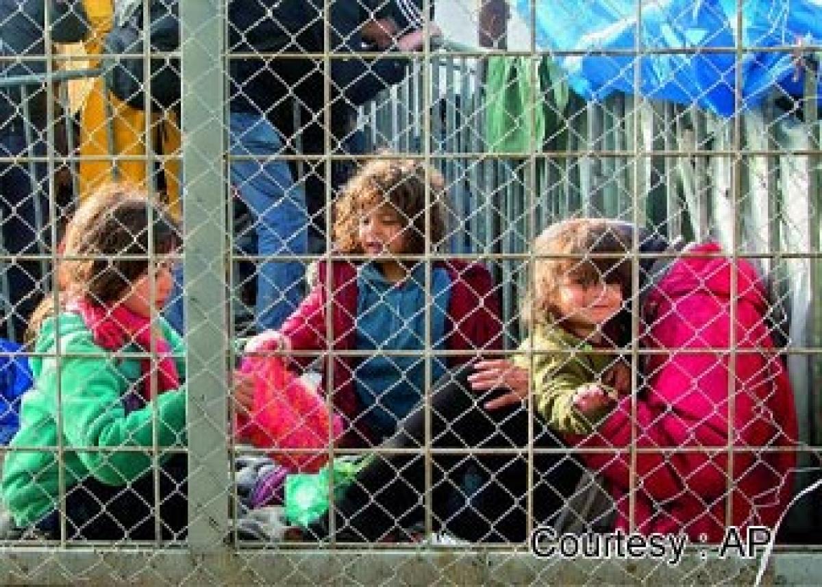 Refugees from Greece break through border fence into Macedonia