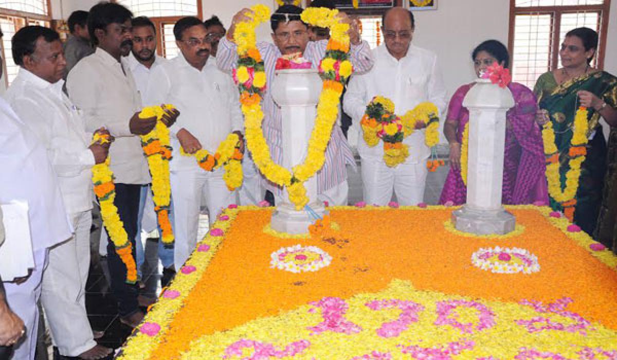 Rich tributes paid to Kandukuri Veeresalaingam