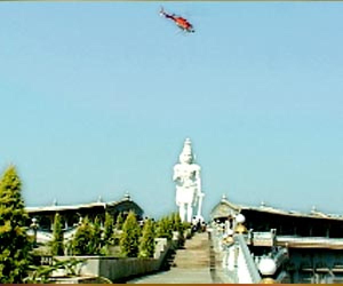 ‘Pushpabhishekham’ to Lord Hanuman from chopper