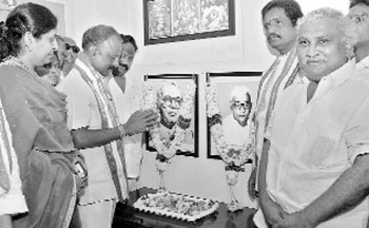 Congress leaders pay rich tributes to Prakasam, Kasu