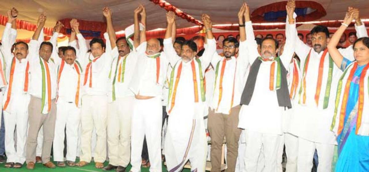 Mallu slams TRS govt for ignoring farmers, students