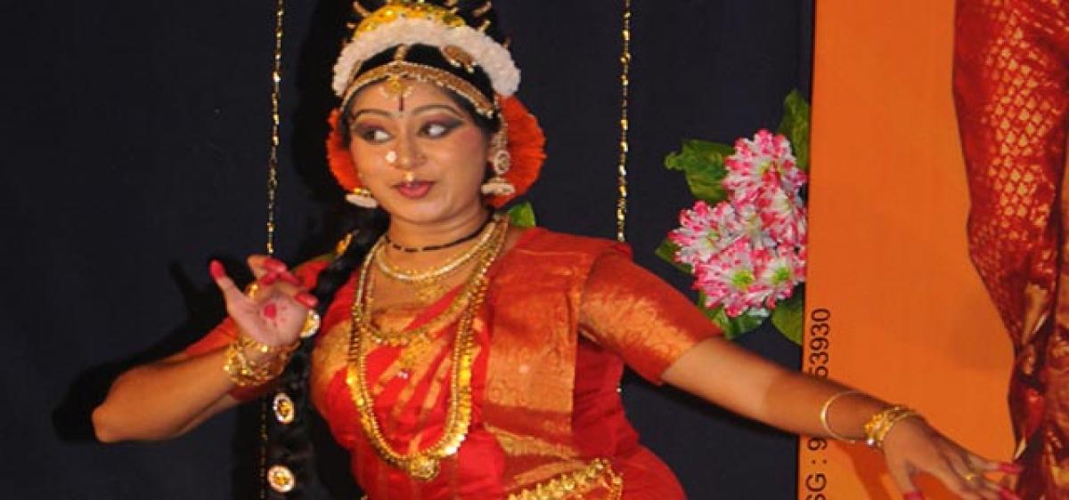 A Vasavi and E Iswarya showcase their Kuchipudi talent