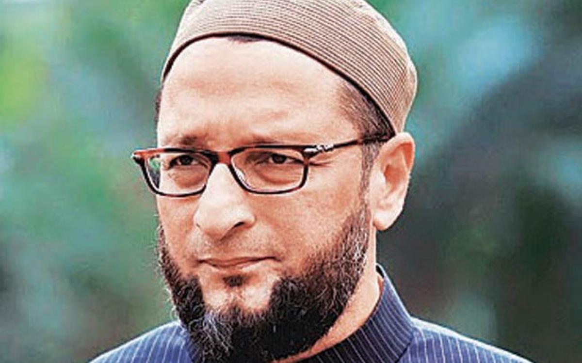 Bengaluru Muslims queue up to meet Owaisi at iftar party