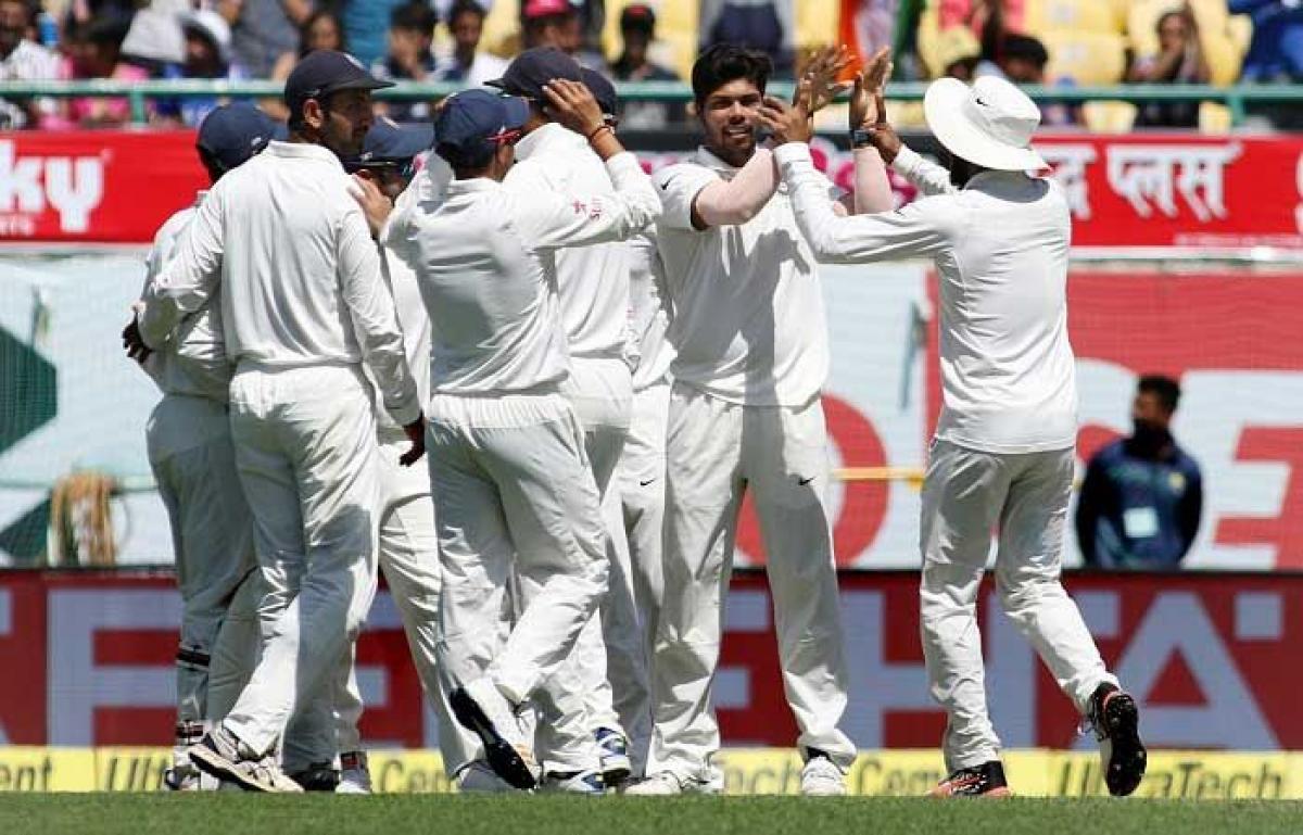 India eye win as Aussies struggle on Day 3, post 92/5 at tea