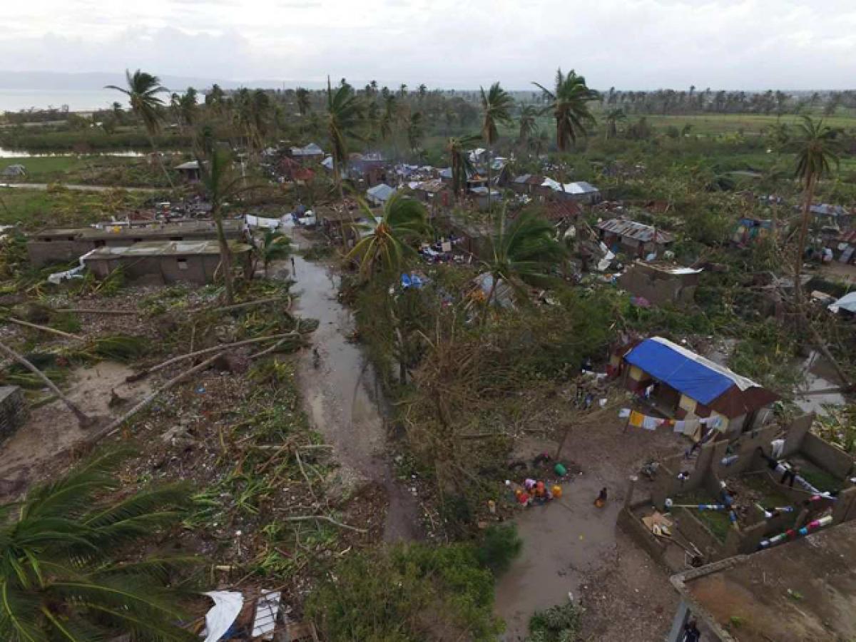 Hurricane Matthew rattles Haiti, Florida coast; 800 dead