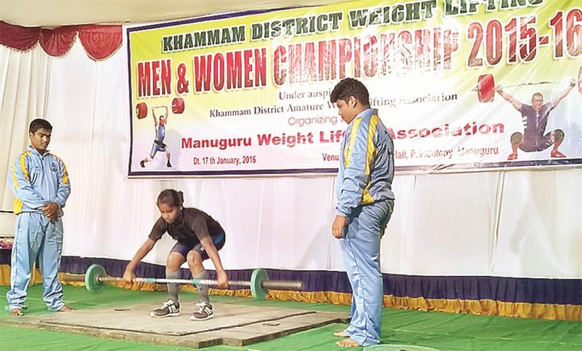 Students lifts medals in weight lifting