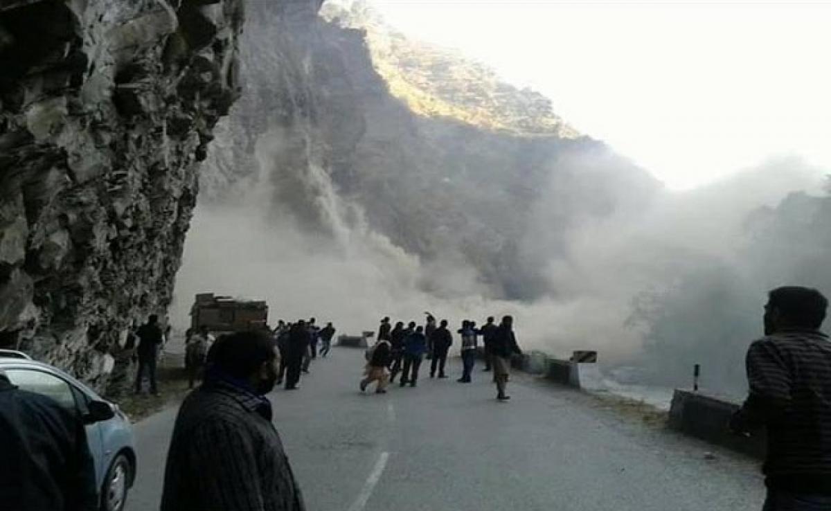 Rohtang Pass Still Off Limits, Taxi Unions On Strike, Tourists Suffer In Manali