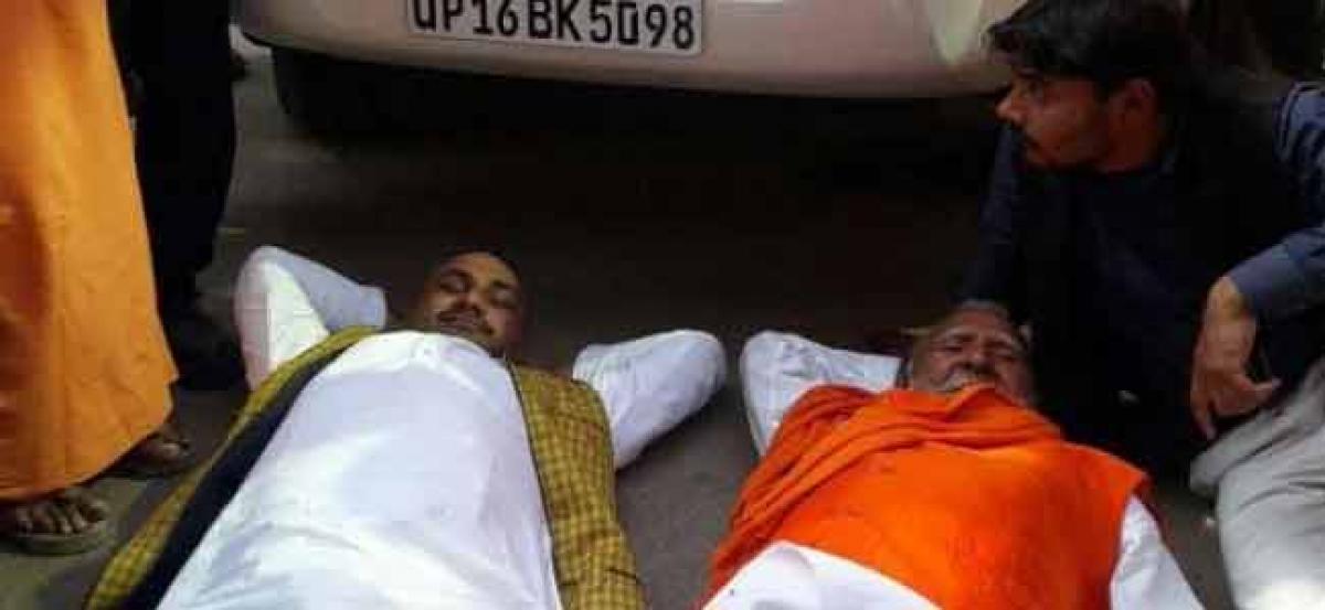 Miffed after being denied ticket, BJP leaders lie down before UP chiefs car