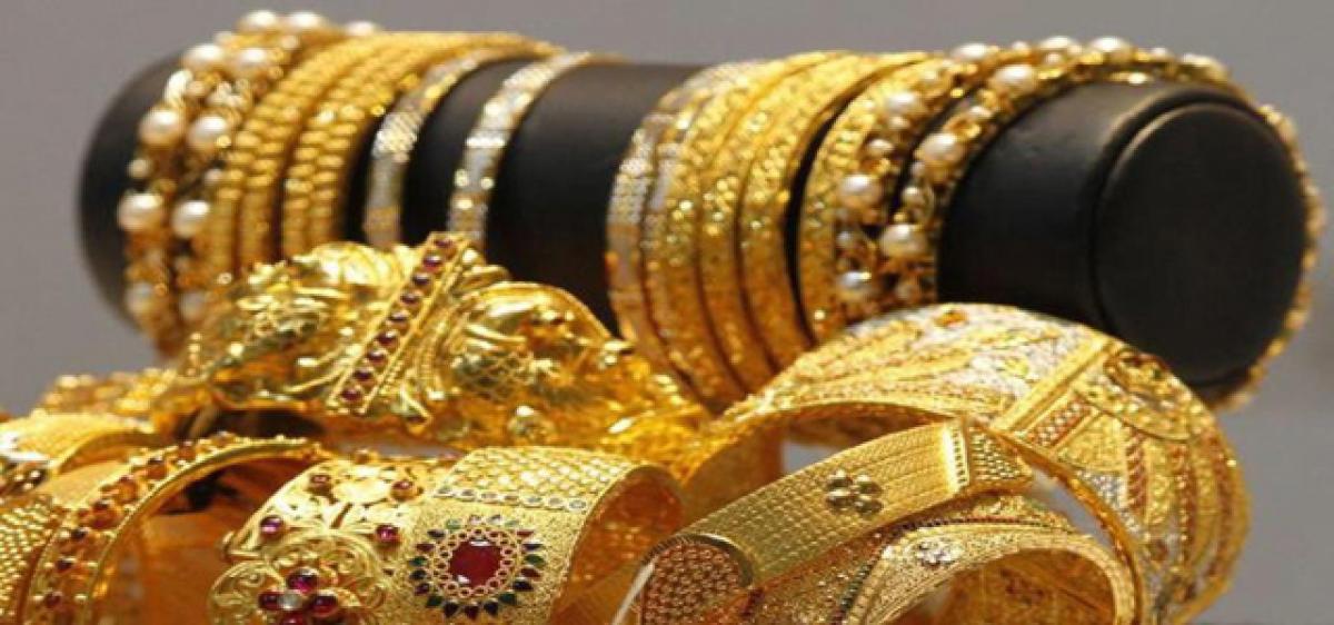 Fall in gold prices cheers up customers in festive season