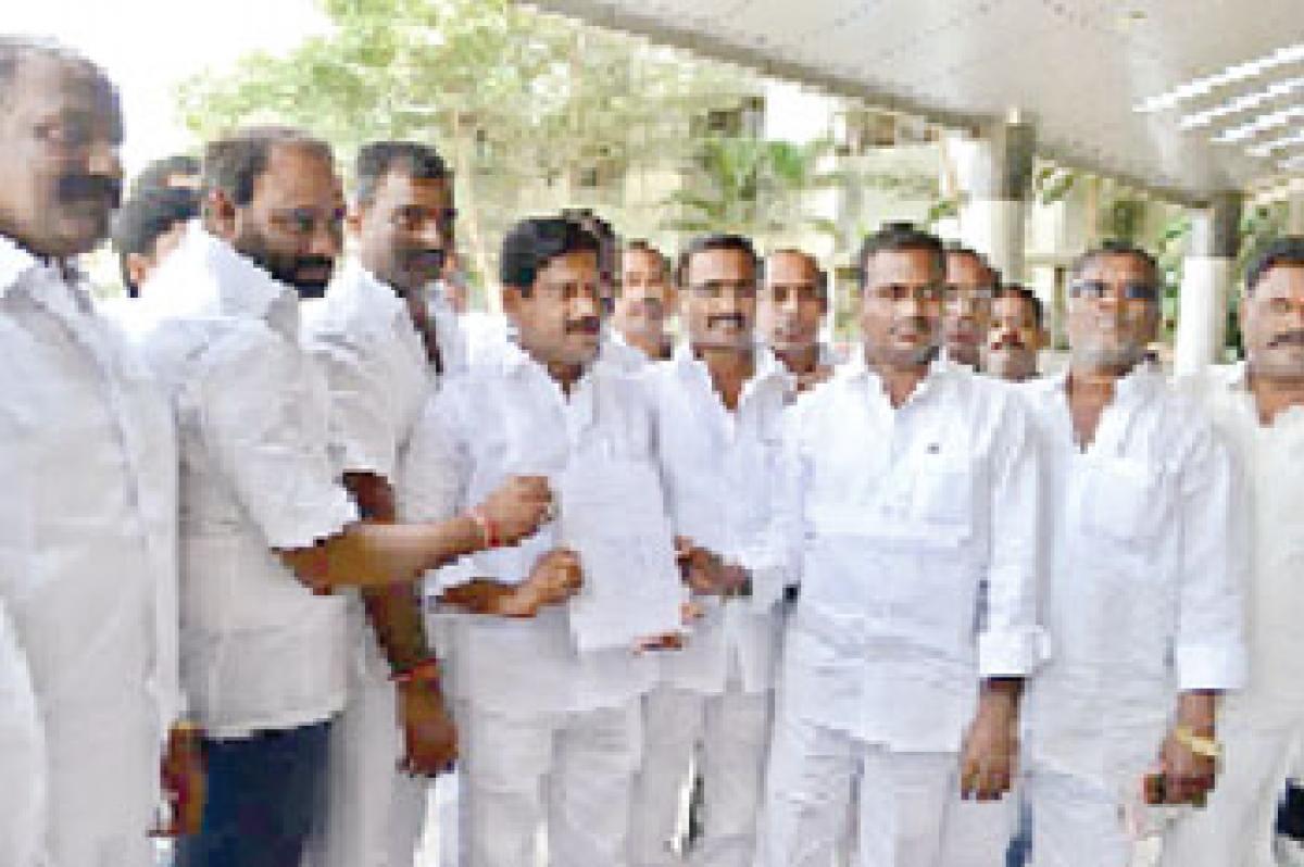 Medak MLC poll: Supporters file Bhoopal Reddys papers