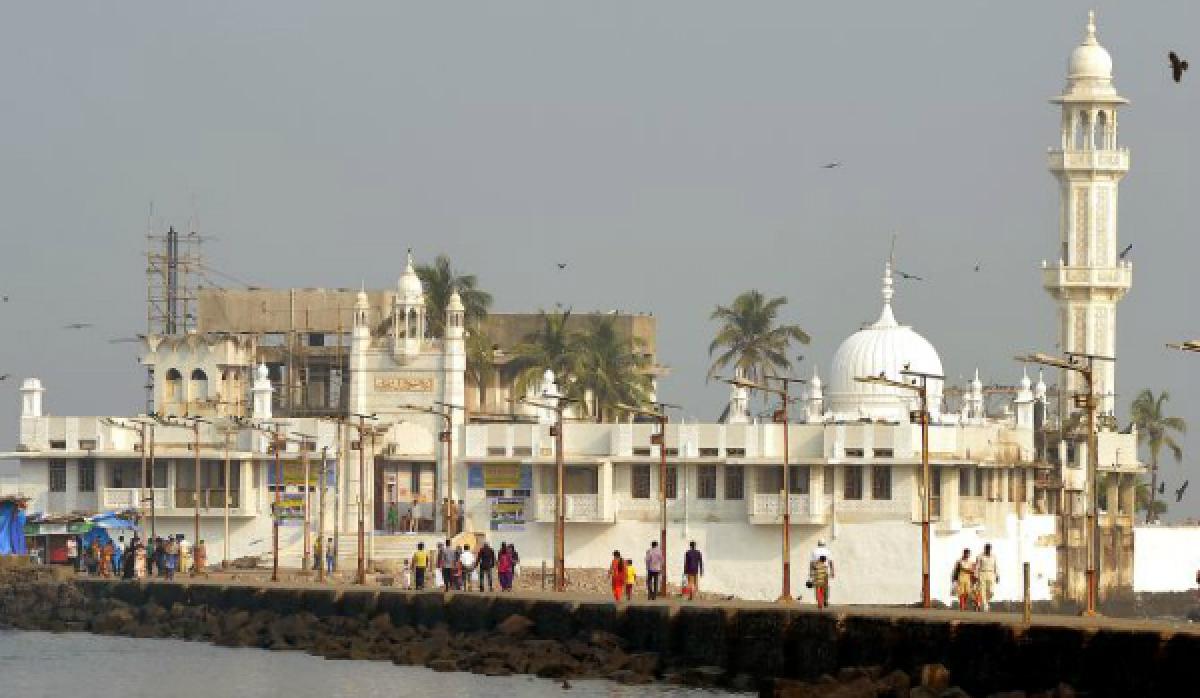 Women continue to be barred from entering Haji Ali 