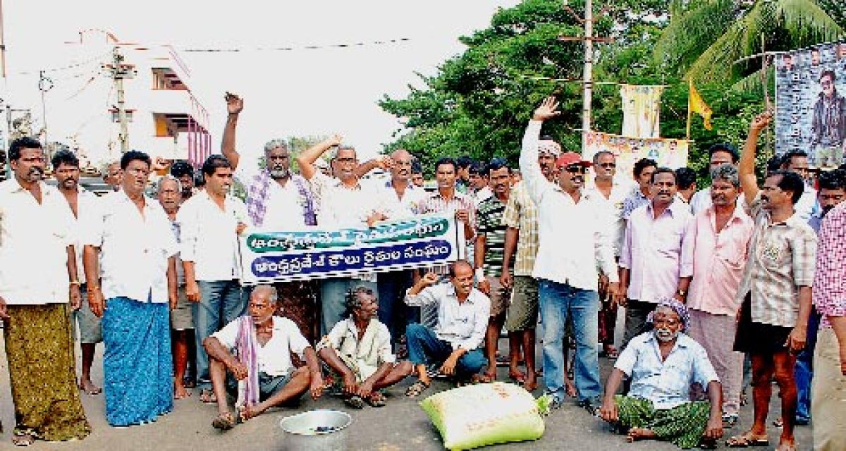 Angry farmers block road, seek water for crops