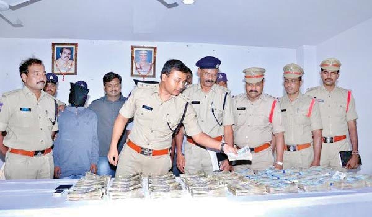 Police crack 35 lakh robbery case