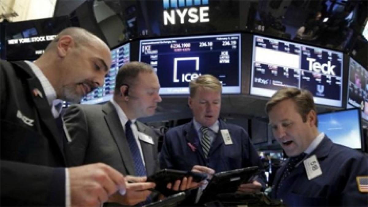 Wall Street ends higher on oil, energy prices but indices report weekly losses