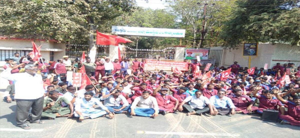 Gas delivery workers stage dharna