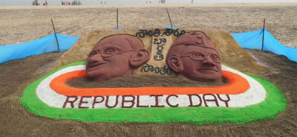 Gandhiji, Netaji sand sculptures attract visitors