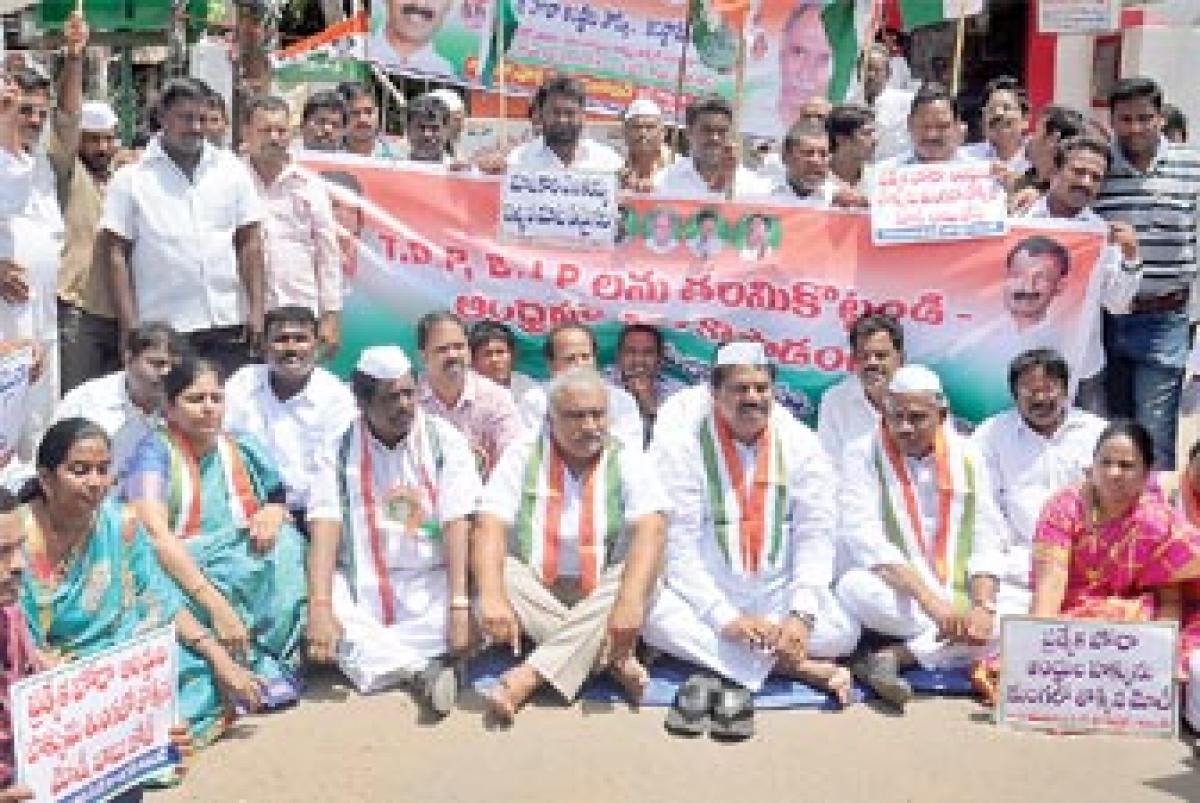 Congress stages protest for Spl Status to Andhra Pradesh