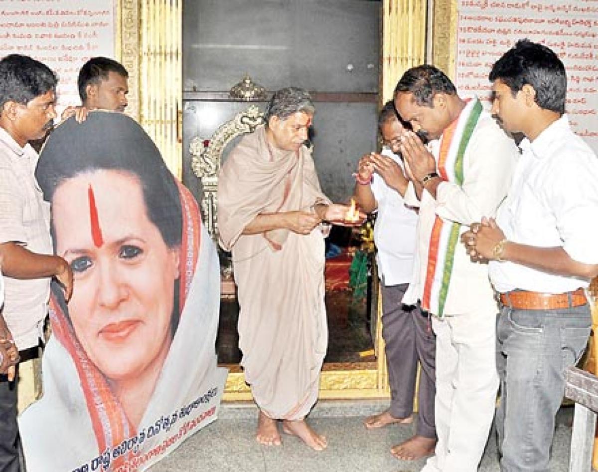 Congress leaders pray for Sonia’s recovery