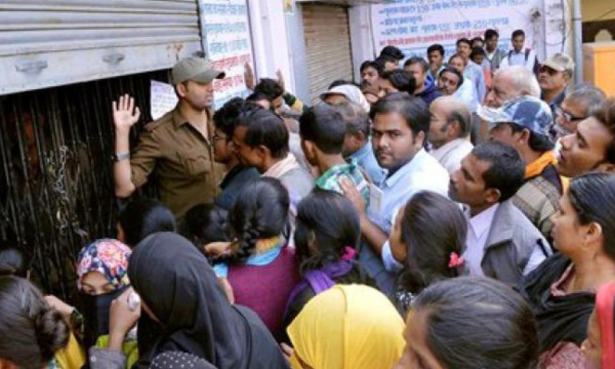 70-year-old man dies standing in queue to exchange notes