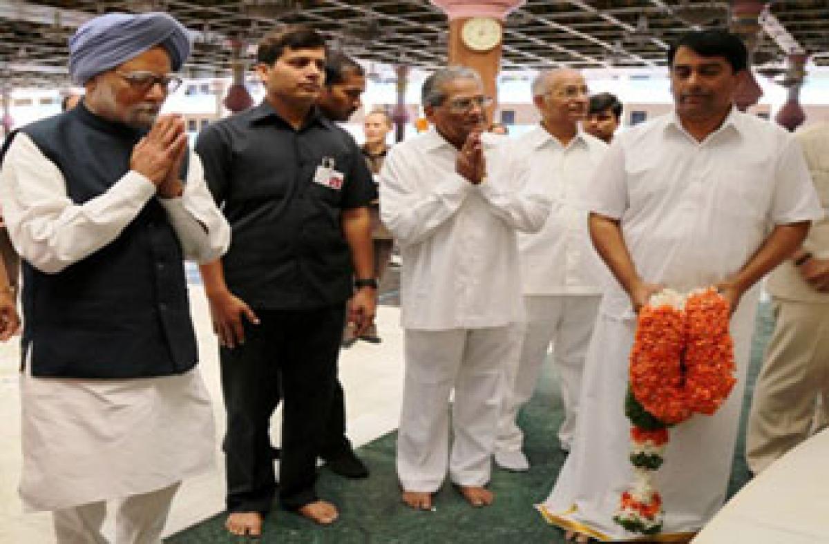 Manmohan Singh visits Puttaparthi